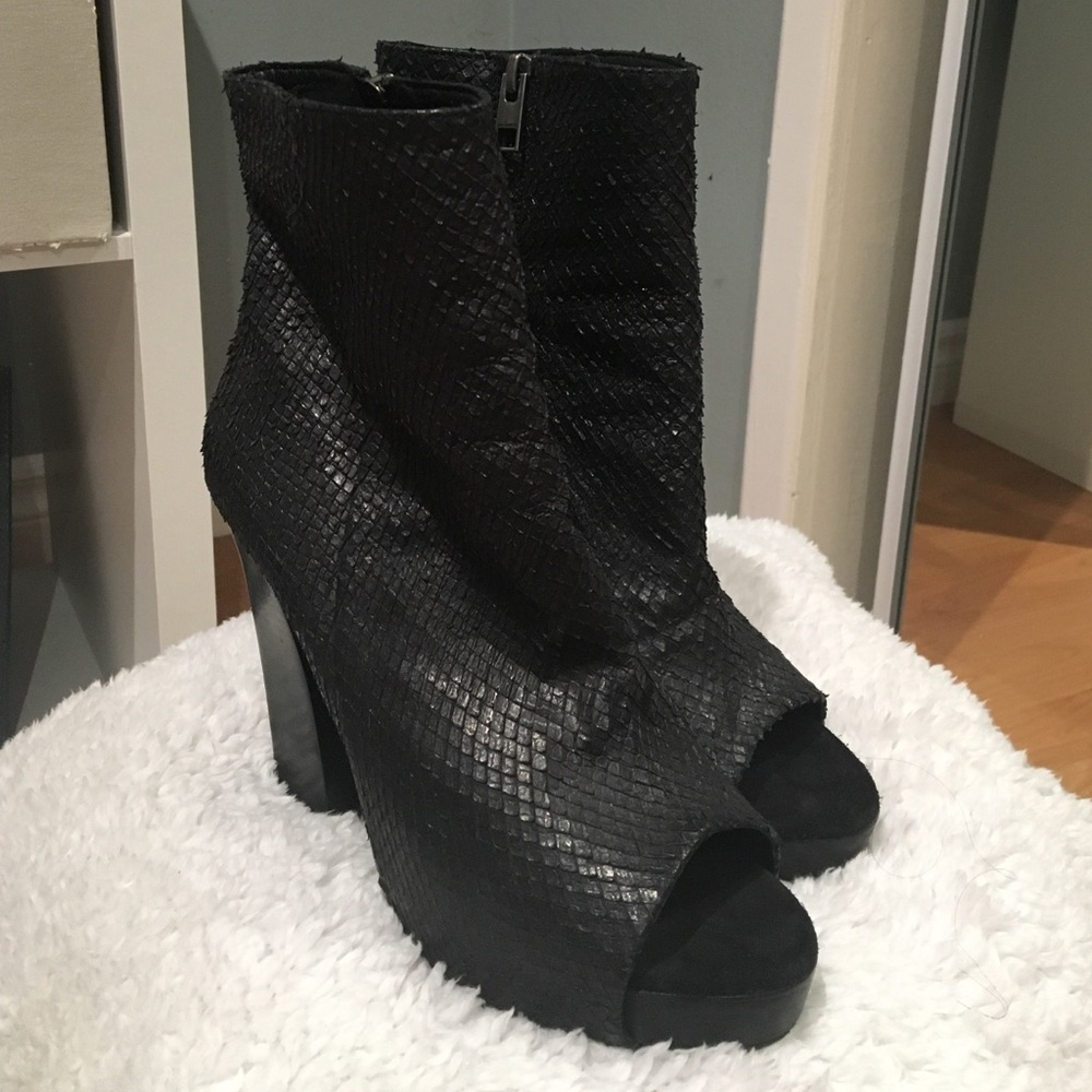 All SAINTS Snake Open Toe Zip black Platform